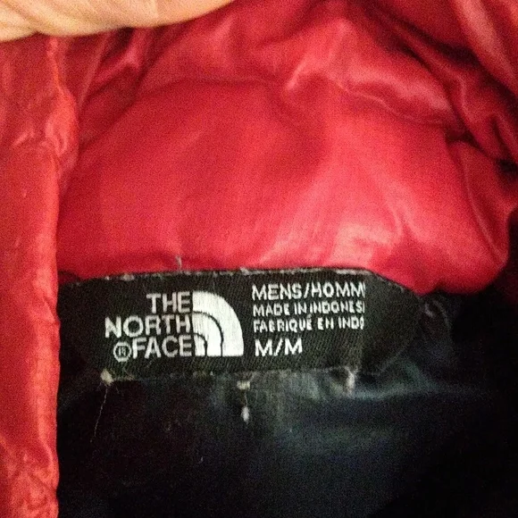 The North Face Red Puffer Jacket with Quilted Design - Picture 4 of 6